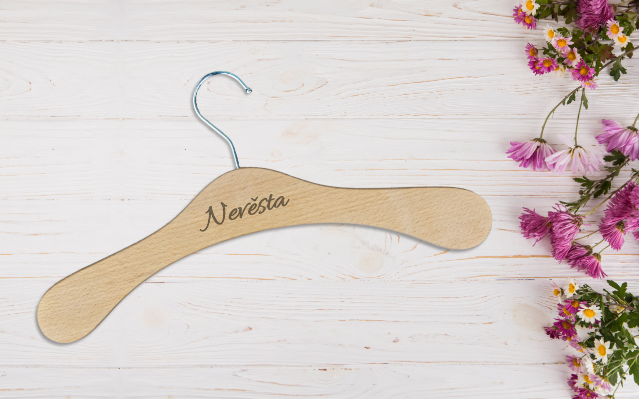 dřevěné šatní ramínko s gravírováním pro nevěstu