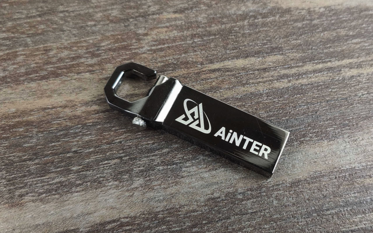 Kovový flash disk d gravírovaným logem firmy