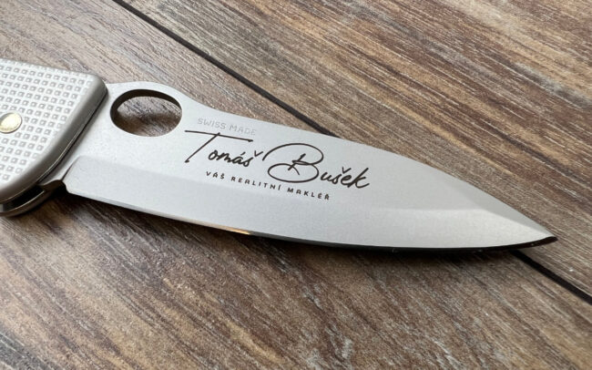 Gravírování kovu na nerezové ostří nože
