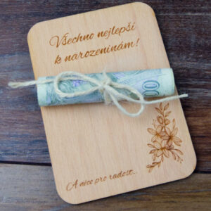 dřevěná kartička na peníze k narozeninám