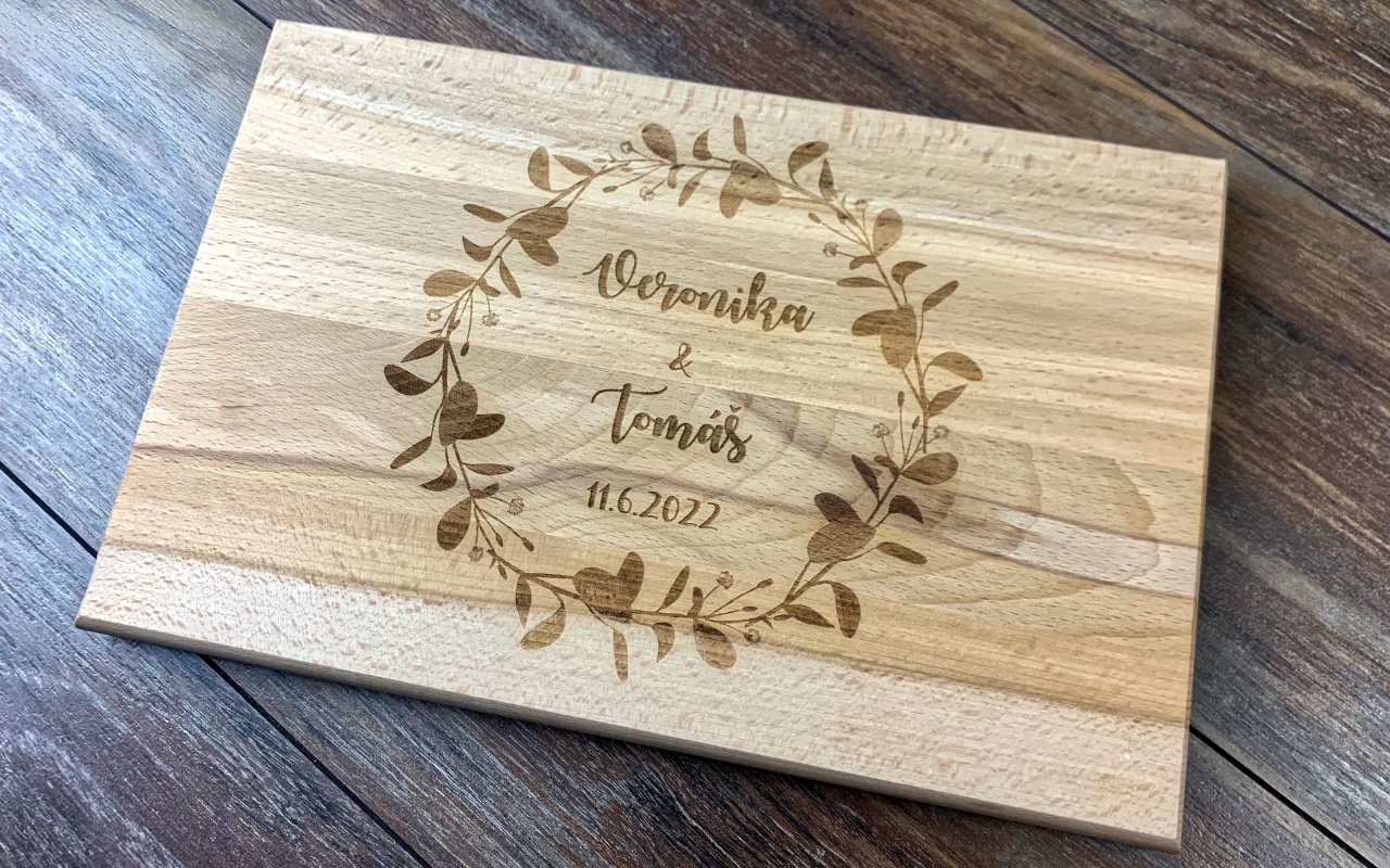 Kuchyňské prkénko s vlastním návrhem 4 dřevěné prkénko se svatebním motivem