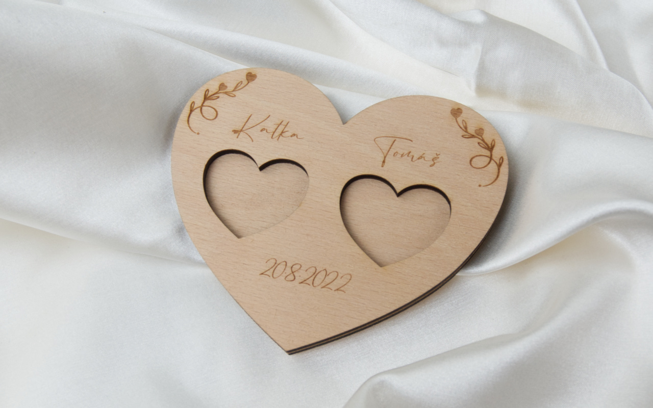 Dřevěné iniciály na míru 1 Obrázek prstynky podlozka