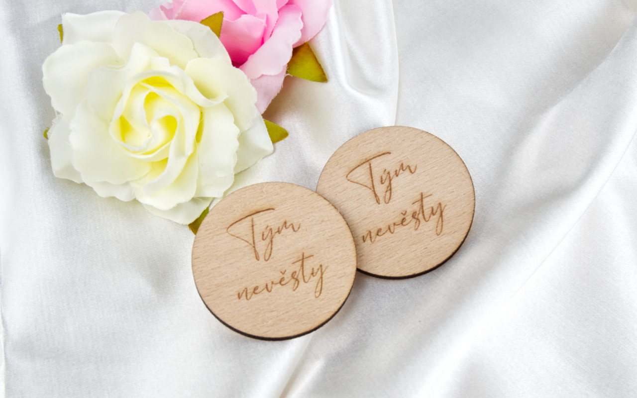 Dřevěná placka 5cm s vlastním gravírováním 2 Obrázek drevene placky nevesta