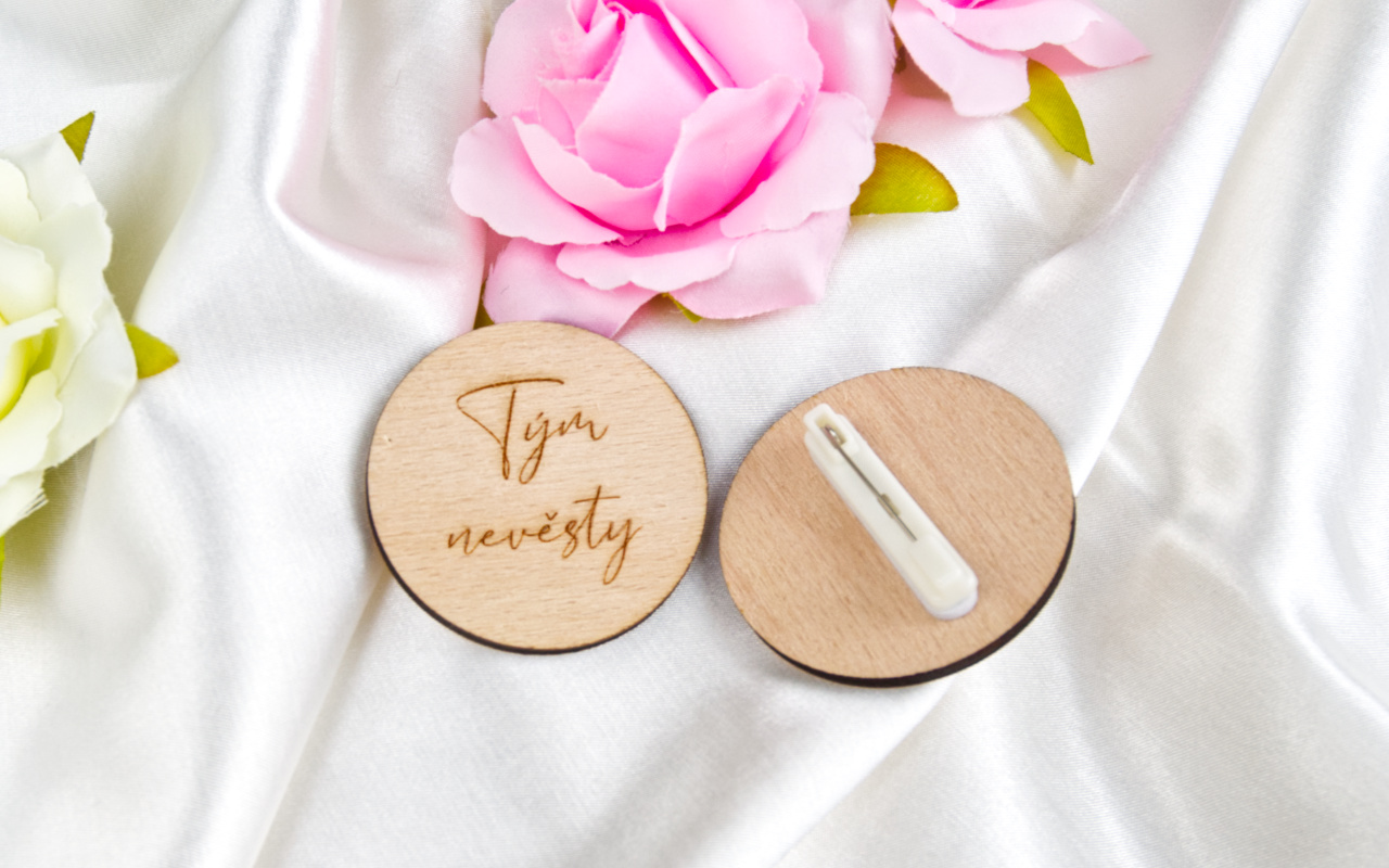 Dřevěná placka 5cm s vlastním gravírováním 1 Obrázek drevene placky nevesta2