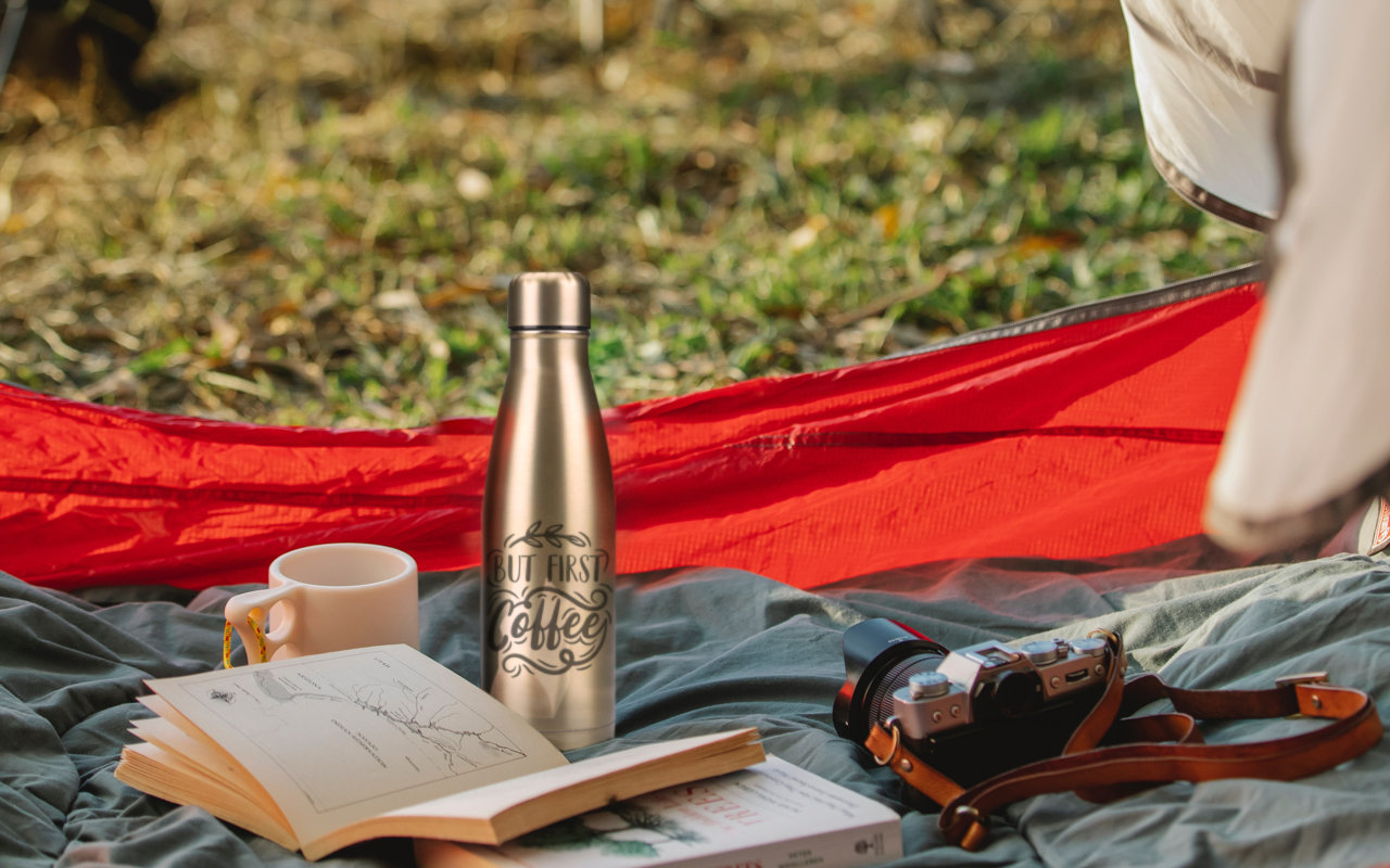 Termolahev s gravírováním ve stanu