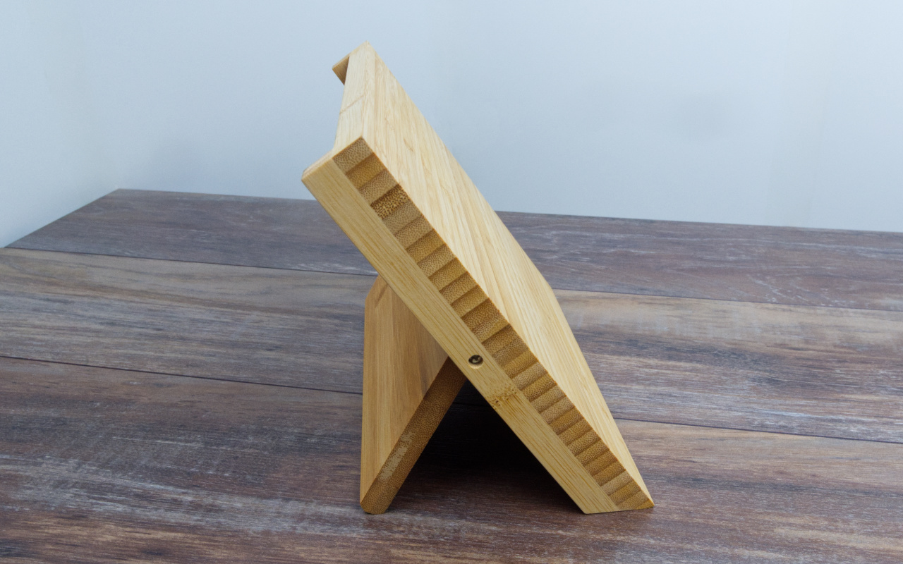 Dřevěný blok na nože 1 Obrázek bok blok na noze