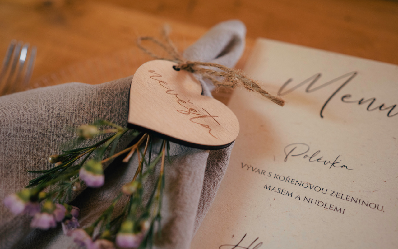 Svatební jmenovky srdce s gravírovanými jmény 1 Obrázek nevesta jmenovka srdce