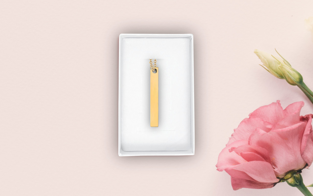 zlatý přívěsek v krabičce boční pohled