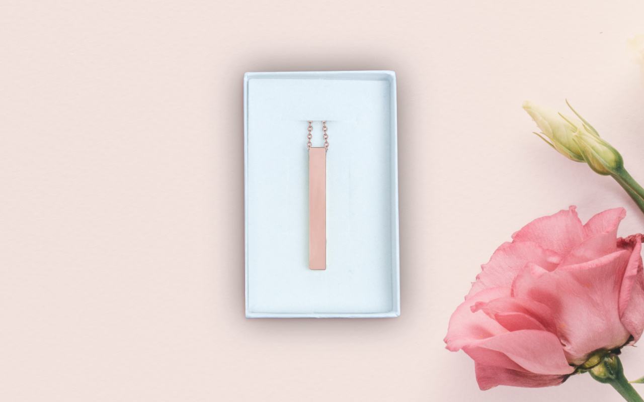 ružový zlatý přívěsek v krabičce boční pohled