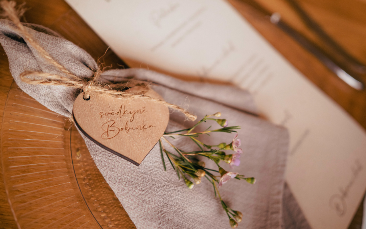 Svatební jmenovky srdce s gravírovanými jmény 3 Obrázek svedkyne jmenovka srdce