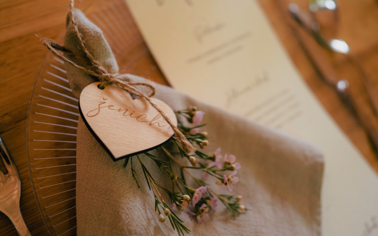 Svatební jmenovky srdce s gravírovanými jmény 2 Obrázek zenich jmenovka srdce