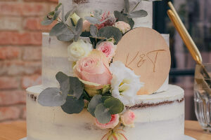 svatební dort s dřevěným zápichem