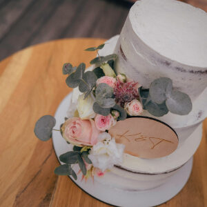 svatební dort s dřevěným zápichem