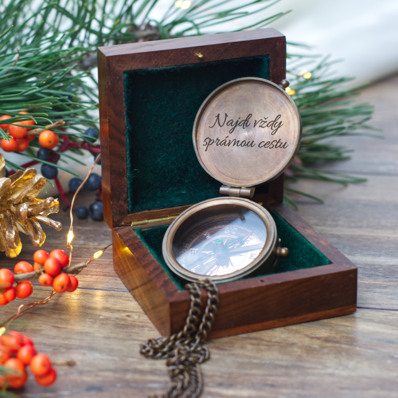 Kompas v dřevěné kazetě "Najdi vždy správnou cestu" 3 kompas s gravírováním