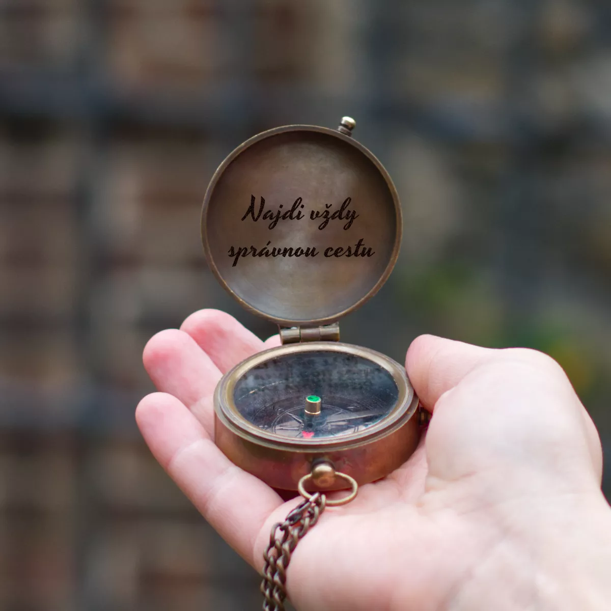 Kompas v dřevěné kazetě s krajinou a citátem 3 Kompas v dřevěné kazetě s krajinou a citátem - Image 3