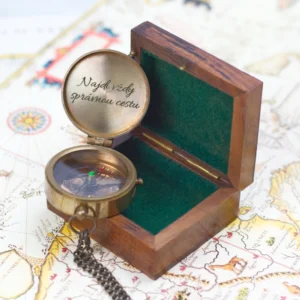 Kompas v dřevěné kazetě "Najdi vždy správnou cestu"