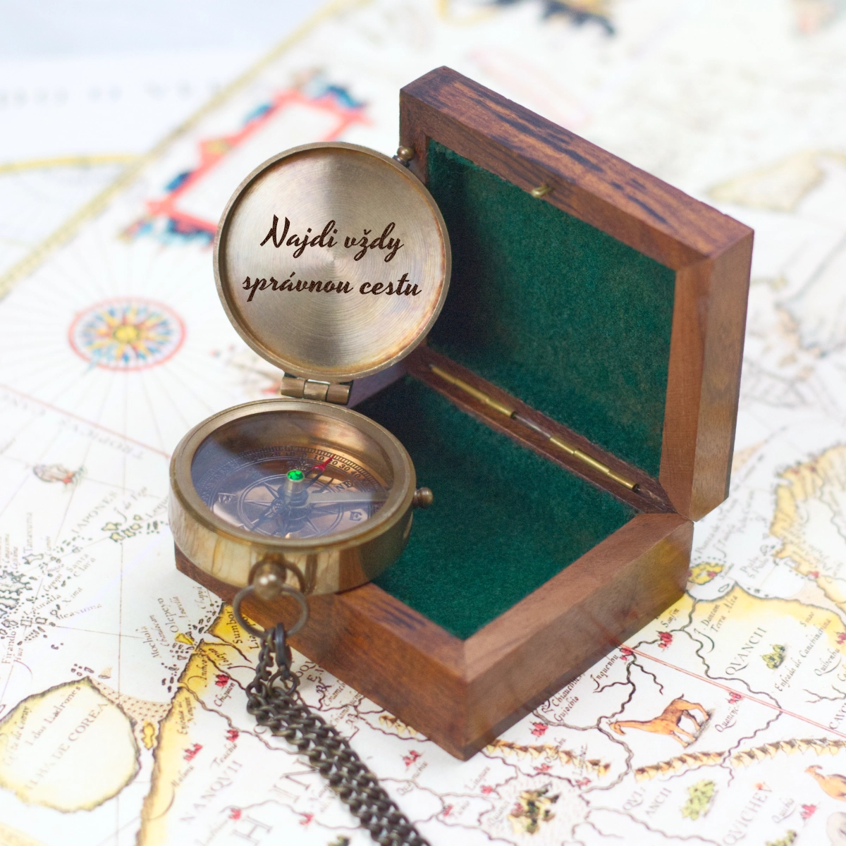 Kompas v dřevěné kazetě s krajinou a citátem 5 Kompas v dřevěné kazetě s krajinou a citátem - Image 5