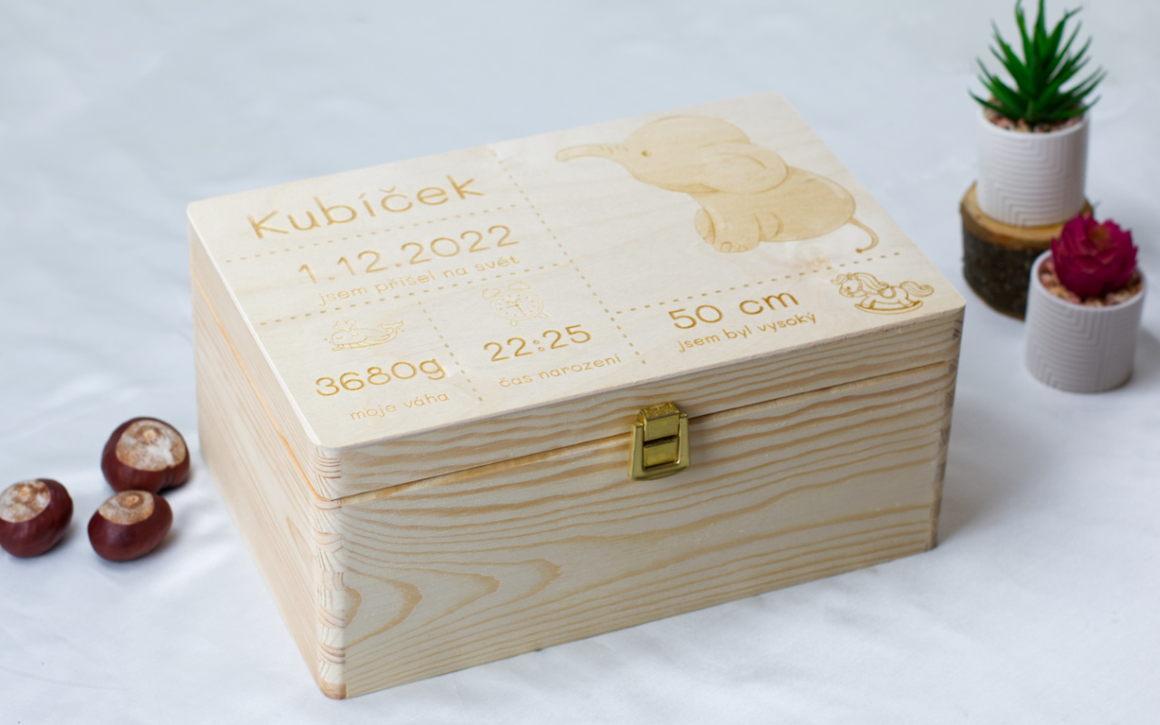 Baby box vzpomínková krabice na míru 2 dřevěný box s gravírováním