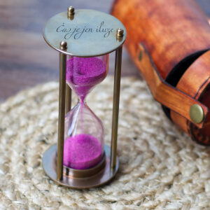 Vintage přesýpací hodiny s gravírováním