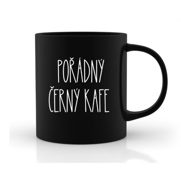 Černý hrnek s bílým potiskem