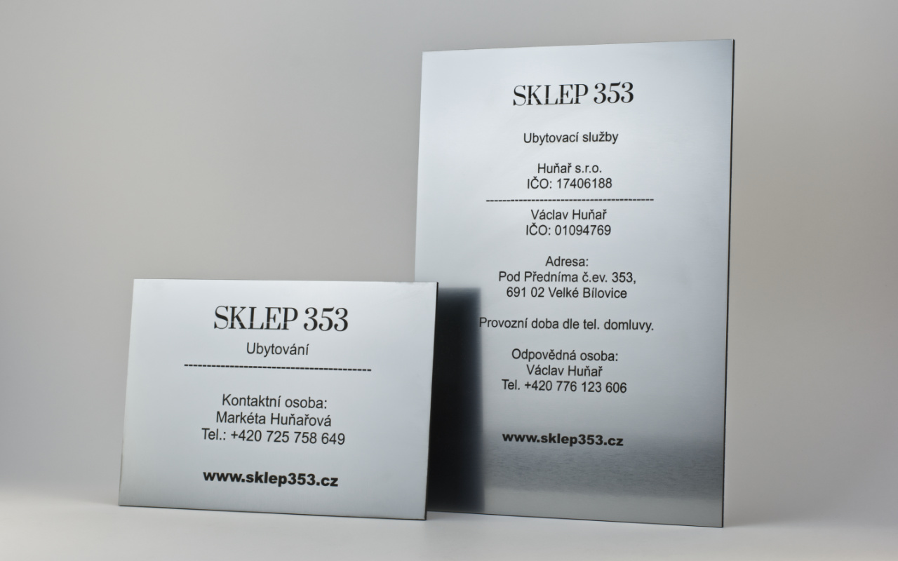 Stříbrná cedule s vlastním textem i logem 1 Obrázek cedule A4A5