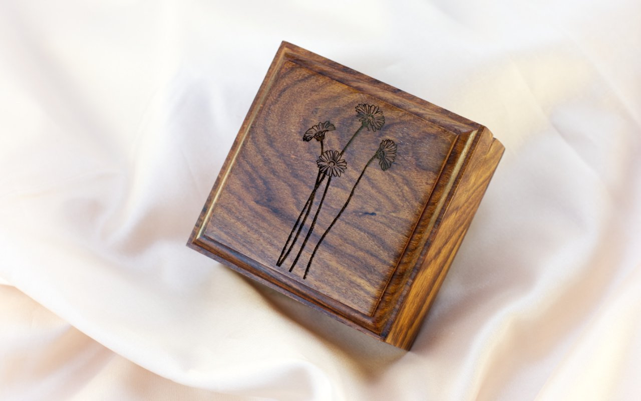 Kompas v dřevěné kazetě s vlastním gravírováním 6 Obrázek galerie kompas krabicka