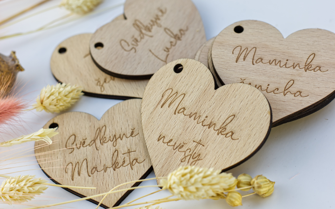 Svatební jmenovky srdce s gravírovanými jmény 6 Obrázek galerie jmenovky srdce 1