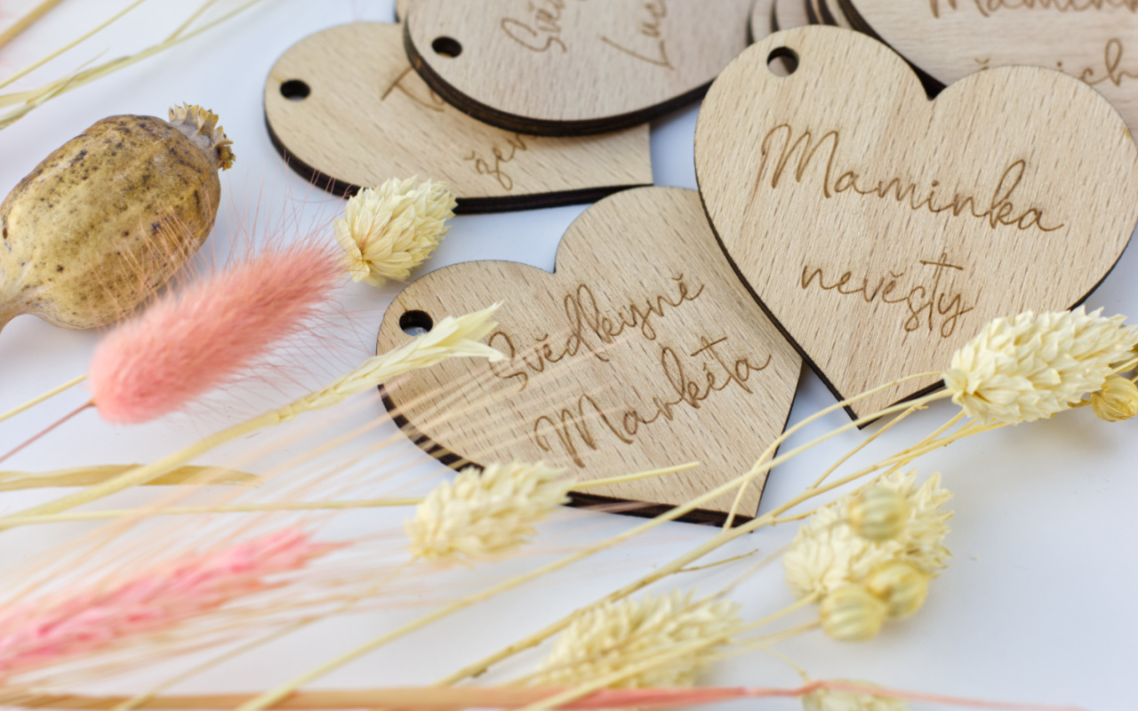 Svatební jmenovky srdce s gravírovanými jmény 5 Obrázek galerie jmenovky srdce