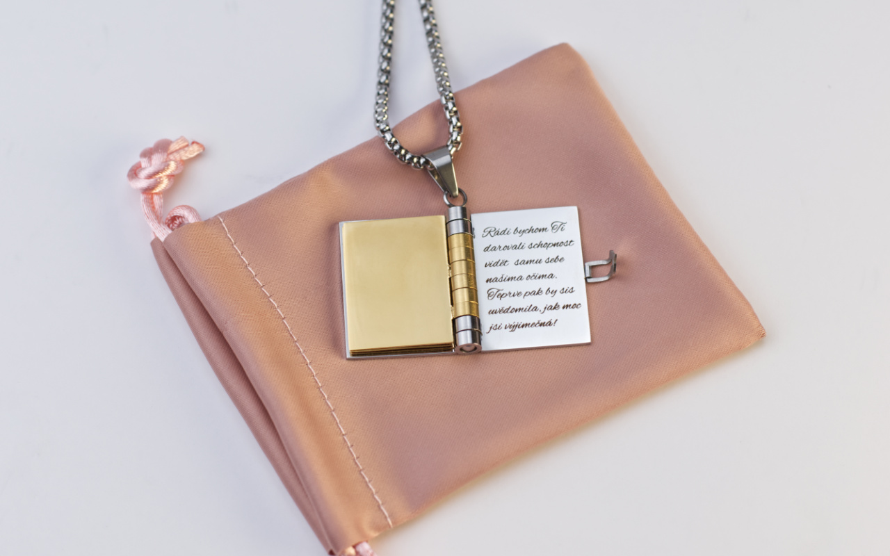 Přívěsek deník s řetízkem s vlastním gravírováním 1 Obrázek galerie gravirovani denicek 1