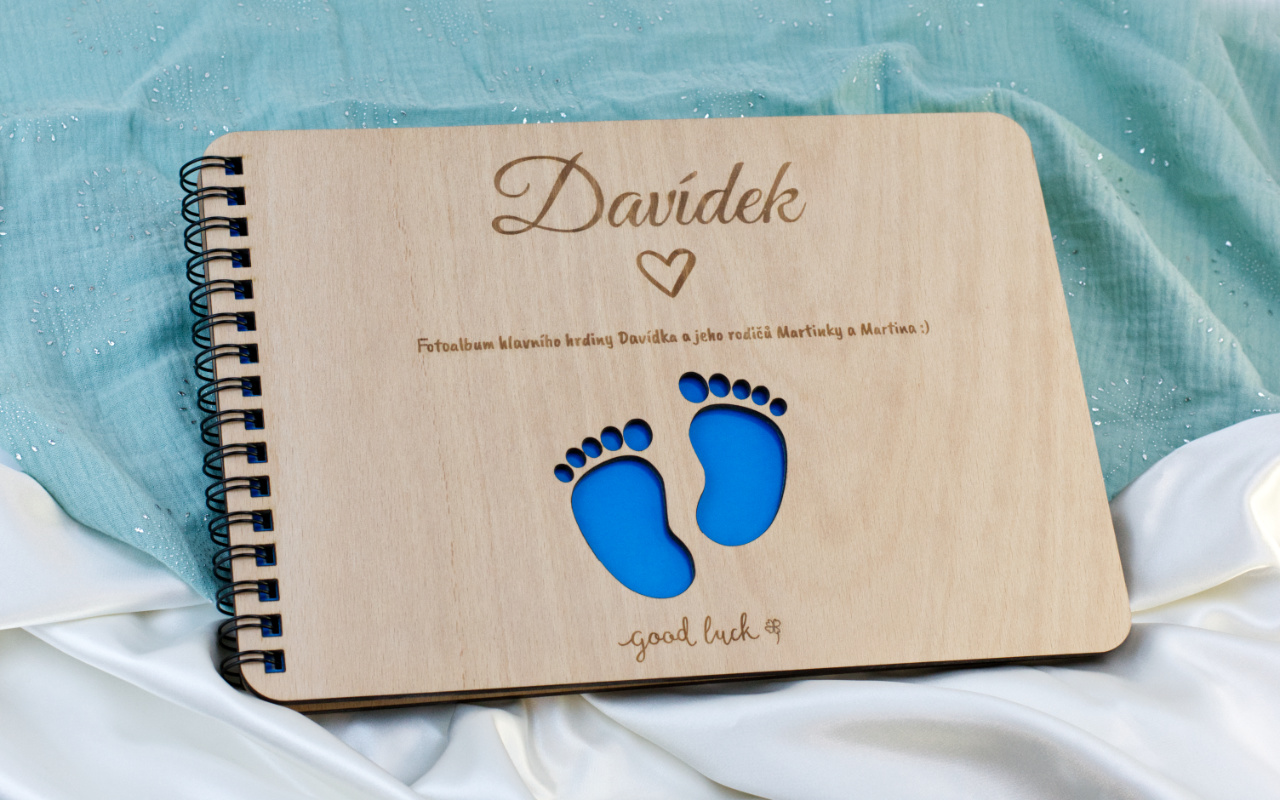 Dřevěné fotoalbum k narození dítěte 1 Obrázek fotoalbum chlapecek