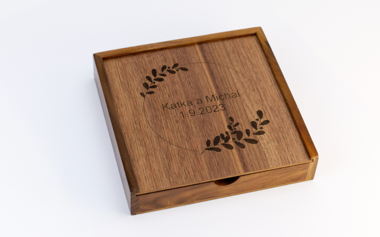 Dřevěná krabička na fotky s flash diskem s vlastním gravírováním 7 Obrázek galerie box flashdisk1
