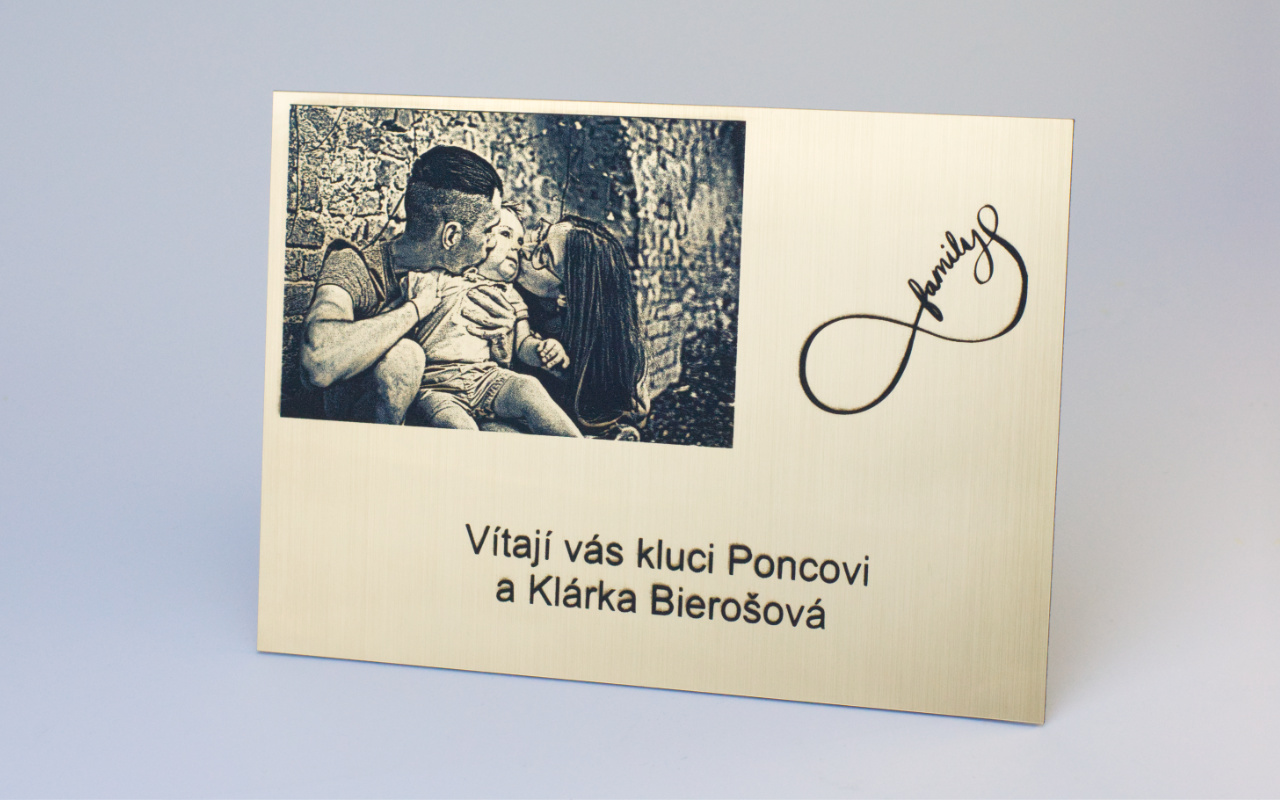 Zlatá cedule s vlastním textem i logem 1 Obrázek galerie zlata cedule