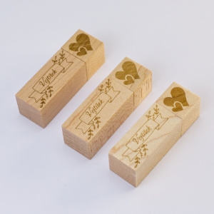 Dřevěný USB flash disk s vlastním gravírováním 16GB