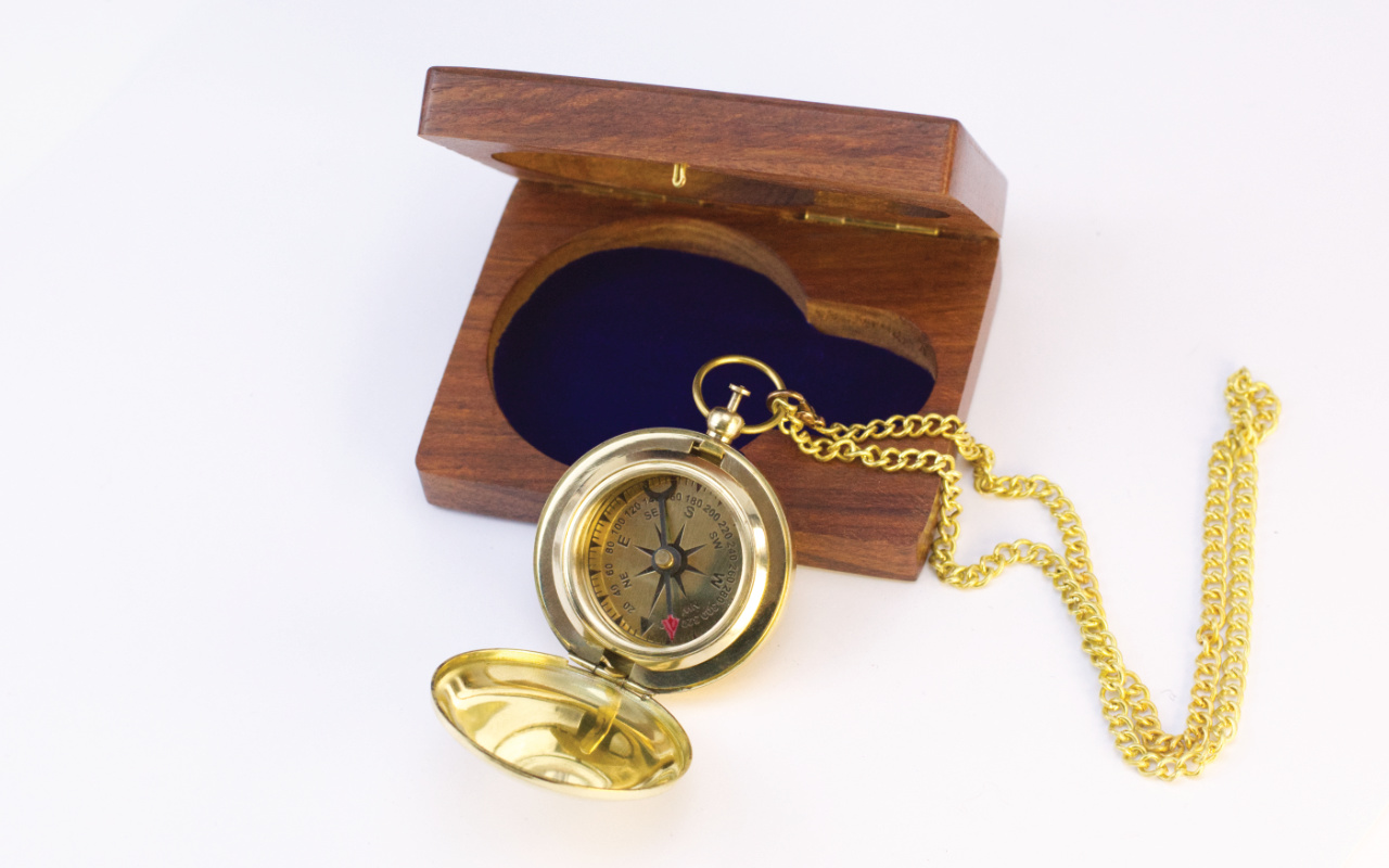 Zlatý kompas v dřevěné kazetě s vlastním gravírováním 1 Obrázek galerie zlaty kompas1
