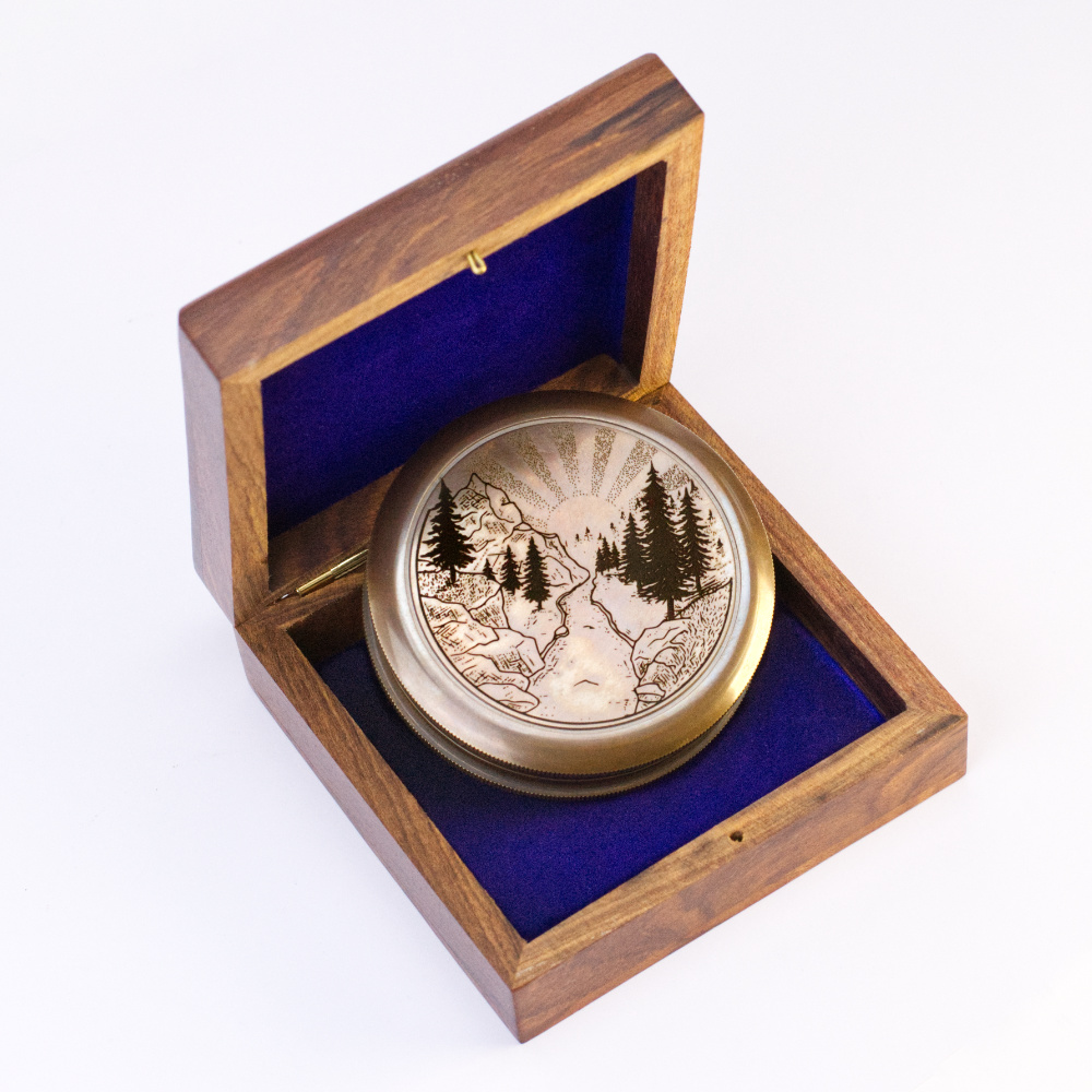 Dobrodružný kompas v dřevěné kazetě s krajinou a citátem 1 Dobrodružný kompas v dřevěné kazetě s krajinou a citátem