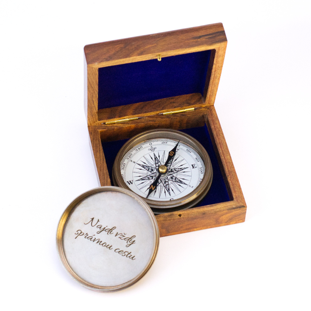 Dobrodružný kompas v dřevěné kazetě s krajinou a citátem - Image 2