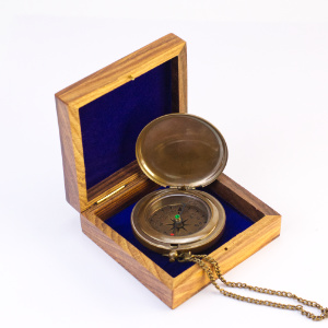 Vintage kompas v dřevěné kazetě s vlastním gravírováním