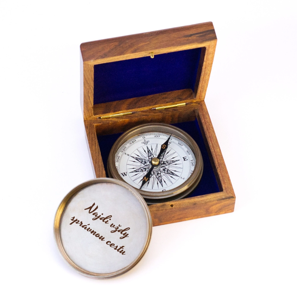 Dobrodružný kompas v dřevěné kazetě „Najdi vždy správnou cestu“