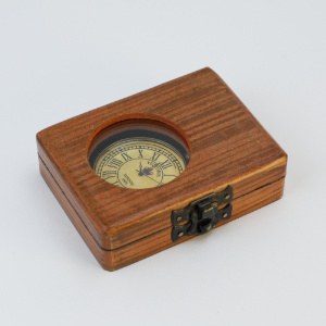 Kapesní hodinky v dřevěné krabičce s vlastním gravírováním