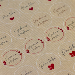 Kraftové kulaté nálepky s vlastním návrhem