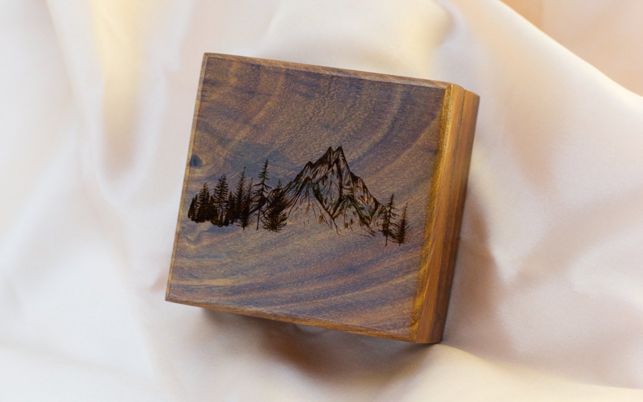 Malý dobrodružný kompas v kazetě s vlastním gravírováním 3 Obrázek galerie kompas krabicka1