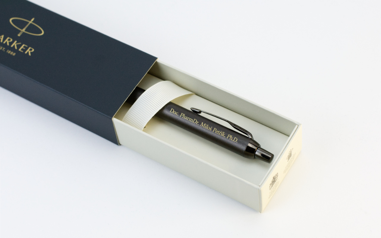 Kuličkové pero Parker IM Titanium Monochrome s gravírováním 2 Obrázek galerie parker titanium monochrome1.1