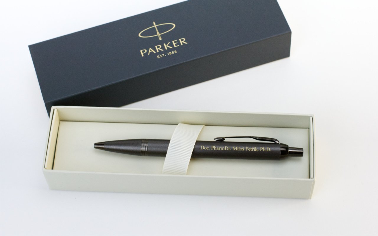 Kuličkové pero Parker IM Titanium Monochrome s gravírováním 1 Obrázek galerie parker titanium monochrome1.2