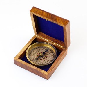 Velký Kompas bez víčka v kazetě s vlastním gravírováním
