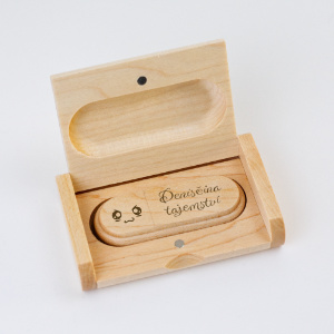 Dřevěný USB flash disk s vlastním gravírováním 32GB