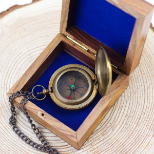 Malý kompas v kazetě s vlastním gravírováním