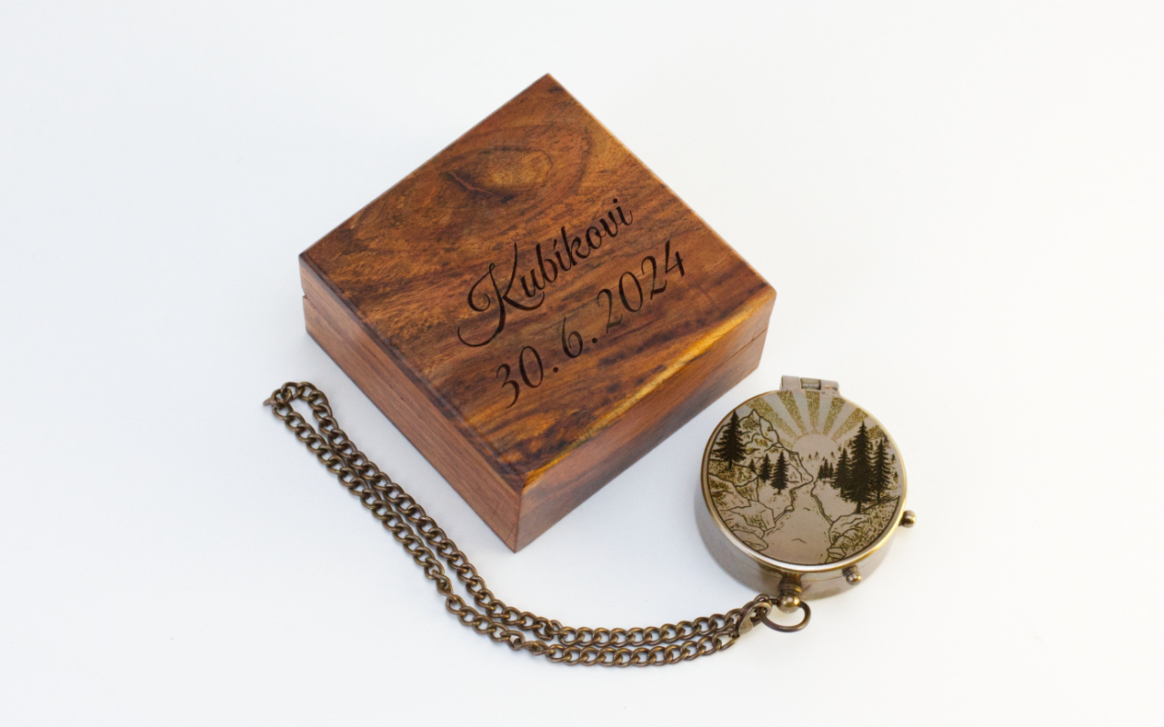 Kompas v dřevěné kazetě s vlastním gravírováním 3 Obrázek galerie kompas 01