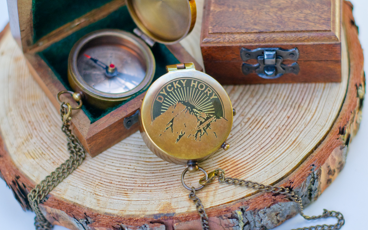 Kompas v kazetě "Dycky hory" s vlastním gravírováním 4 Obrázek galerie kompas dycky hory.1