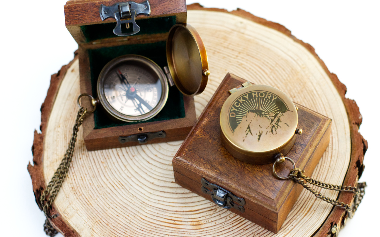 Kompas v kazetě "Dycky hory" s vlastním gravírováním 1 Obrázek galerie kompas dycky hory.2