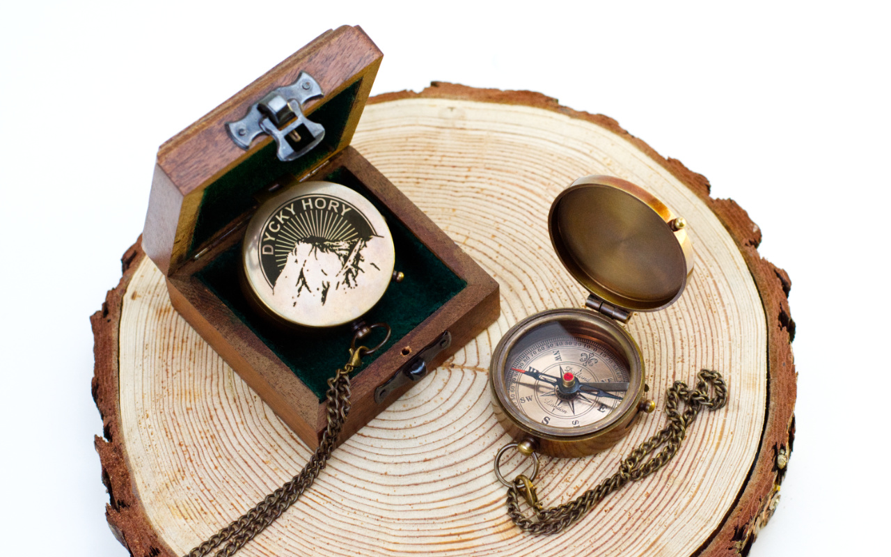 Kompas v kazetě "Dycky hory" s vlastním gravírováním 2 Obrázek galerie kompas dycky hory.3
